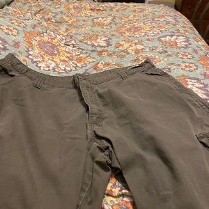 WRANGLER olive cargoes. 38X32. Rip stop material.